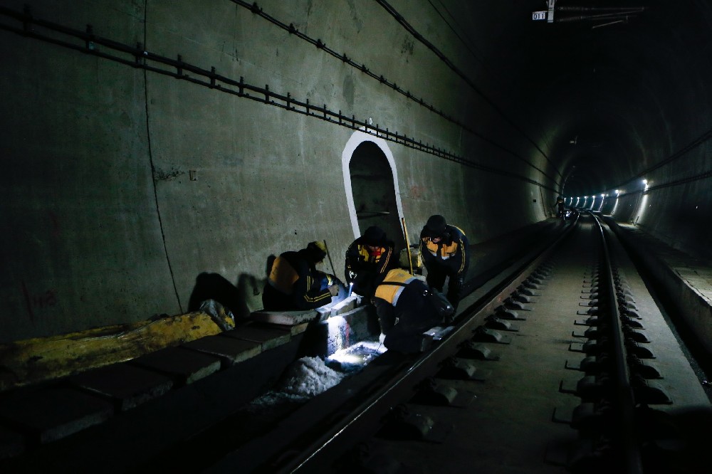 松江铁路运营隧道病害现状